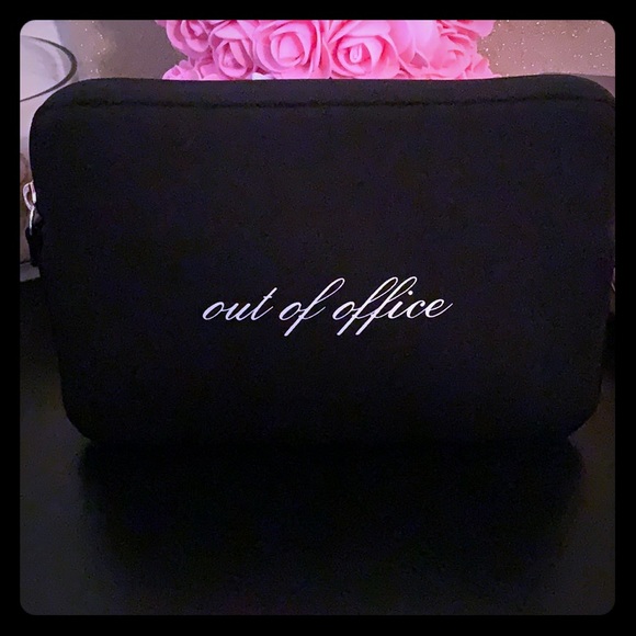 kate spade Accessories - Authentic Kate Spade Out of Office IPad sleeve♠️